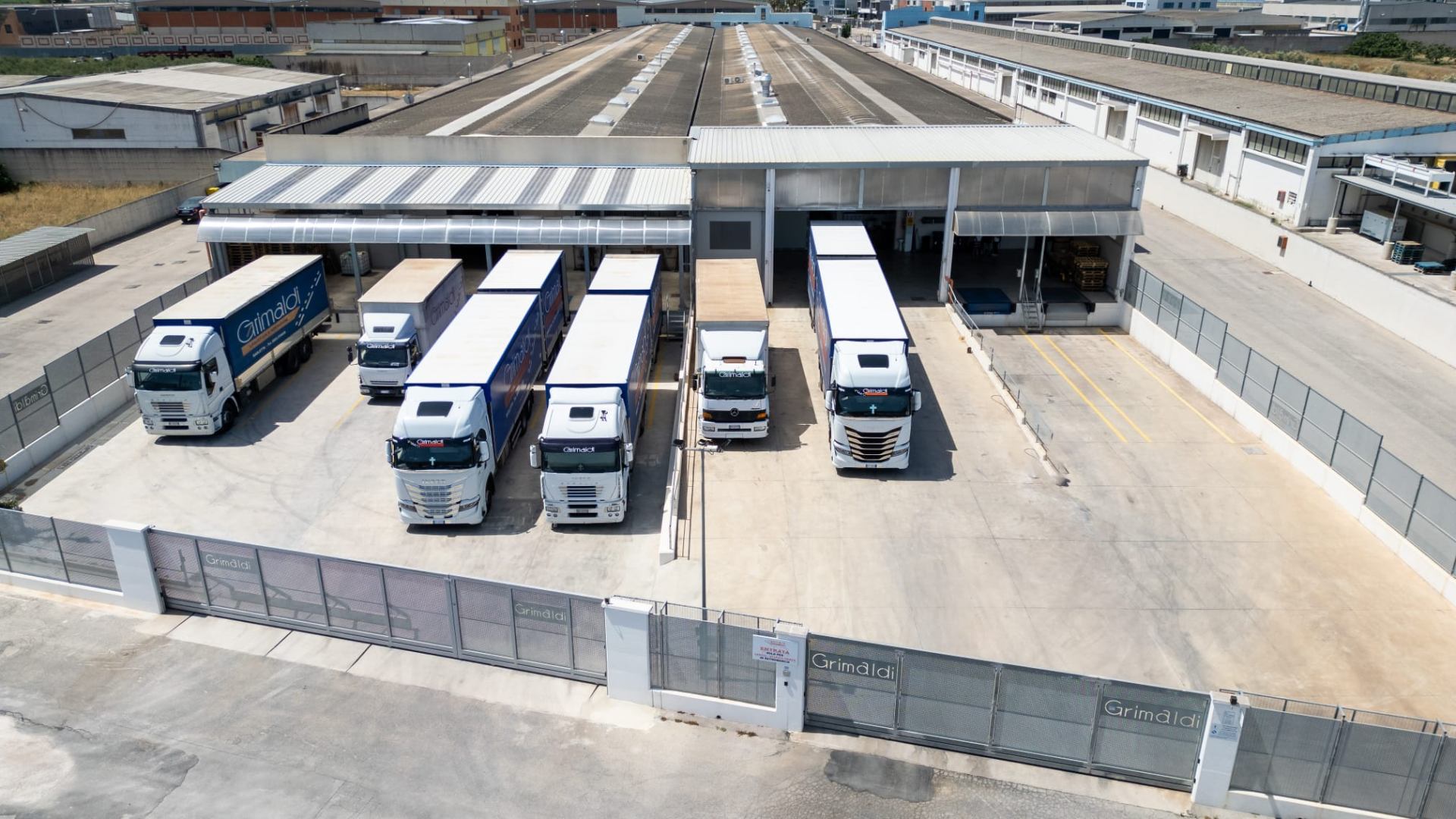 Camion Grimaldi parcheggiati nel piazzale di carico